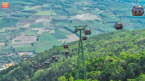 Du lich bằng cap treo ngắm nhìn quang cảnh núi Bà Đen